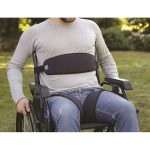 Ζώνη διαχωρισμού μηρών Koala Moretti για αναπηρικά αμαξίδια – σταθεροποίηση λεκάνης και πρόληψη ολίσθησης με εργονομικό σχεδιασμό.