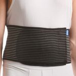 Ελαστική Μετεγχειρητική Ζώνη Ομφαλοκήλης Caratex – μαύρη, ύψους 16cm, με ενσωματωμένο μαξιλαράκι για στοχευμένη υποστήριξη ομφαλού και άνετη εφαρμογή στην κοιλιακή χώρα.