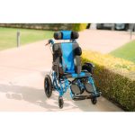 Παιδικό αναπηρικό αμαξίδιο AZURA της Mobiak Care για παραπληγία και τετραπληγία, με ανακλινόμενη πλάτη, προσκέφαλο και χιαστή ζώνη ασφαλείας.