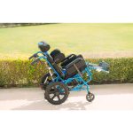 Παιδικό αναπηρικό αμαξίδιο AZURA της Mobiak Care για παραπληγία και τετραπληγία, με ανακλινόμενη πλάτη, προσκέφαλο και χιαστή ζώνη ασφαλείας.