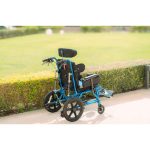 Παιδικό αναπηρικό αμαξίδιο AZURA της Mobiak Care για παραπληγία και τετραπληγία, με ανακλινόμενη πλάτη, προσκέφαλο και χιαστή ζώνη ασφαλείας.