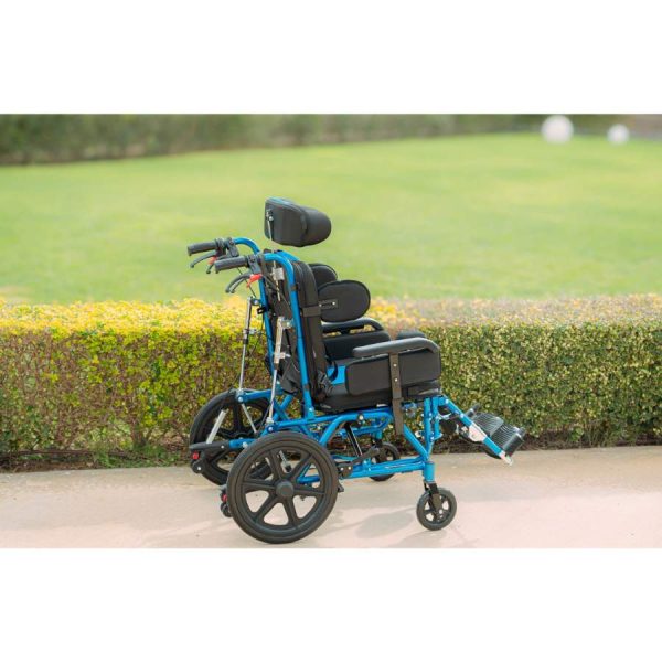 Παιδικό αναπηρικό αμαξίδιο AZURA της Mobiak Care για παραπληγία και τετραπληγία, με ανακλινόμενη πλάτη, προσκέφαλο και χιαστή ζώνη ασφαλείας.