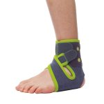 Παιδική ελαστική επιστραγαλίδα Mobiak Care με crossover κορδόνια και velcro, για στήριξη και ανακούφιση στον αστράγαλο των παιδιών.