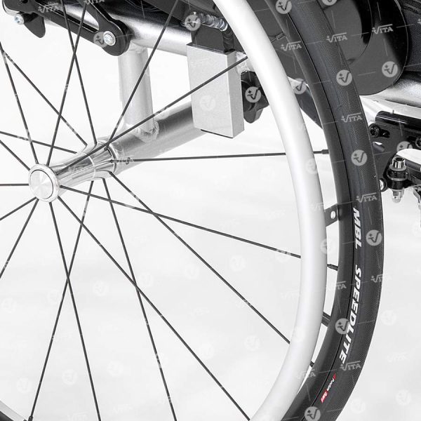 Αμαξίδιο αλουμινίου ελαφρού τύπου “LIGHT SPORT” της Vita Orthopaedics με πτυσσόμενη πλάτη και Quick Release τροχούς, σε γκρι απόχρωση