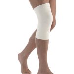Ορθοπεδική μάλλινη επιγονατίδα Caratex σε μπεζ χρώμα με ανατομικό σχήμα, χωρίς ραφές, για στήριξη και προστασία γόνατος.