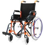 Παιδικό αναπηρικό αμαξίδιο “Rainbow” της Mobiak Care με πτυσσόμενο σκελετό και αποσπώμενα υποπόδια, κατάλληλο για καθημερινή χρήση από παιδιά.