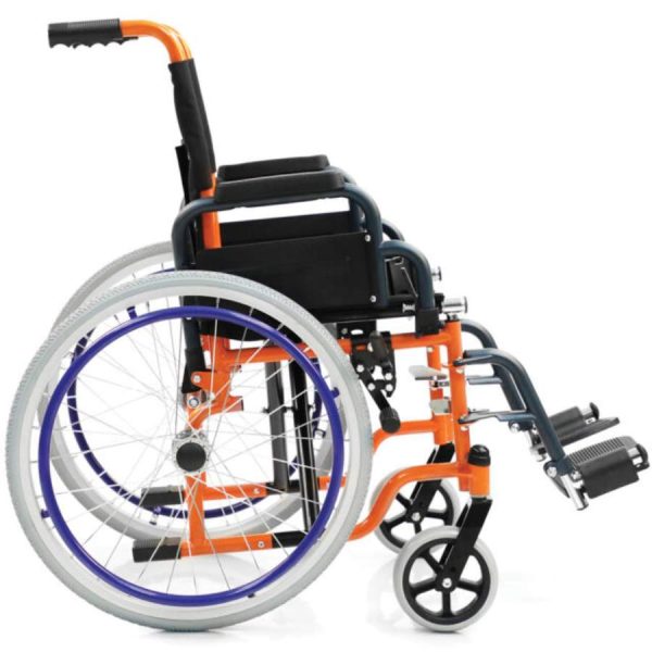 Παιδικό αναπηρικό αμαξίδιο “Rainbow” της Mobiak Care με πτυσσόμενο σκελετό και αποσπώμενα υποπόδια, κατάλληλο για καθημερινή χρήση από παιδιά.