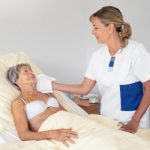 Γάντια καθαρισμού Hartmann MoliCare Skin – Συσκευασία 8 τεμαχίων για ολοκληρωμένο μπάνιο χωρίς νερό, ιδανικά για κλινήρεις ασθενείς και ώριμη επιδερμίδα.