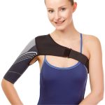 Ωμίτης ισχυρής συμπίεσης Vita Orthopaedics με μικροκάψουλες Aloe Vera, εγκάρσια δέστρα και ραφές χωρίς τριβή, για υποστήριξη και αποφόρτιση του ώμου.