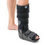 Νάρθηκας ποδός 17″ Well-Care για κατάγματα και διαστρέμματα με ανατομική σόλα και πλευρικές μπανέλες.